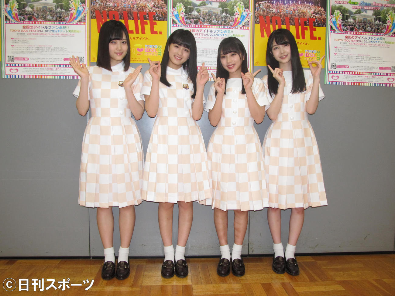2017年7月　「TOKYO IDOL FESTIVAL」のポスターを指さし笑顔を見せる乃木坂46の3期生4人。左から山下美月、大園桃子、与田祐希、久保史緒里