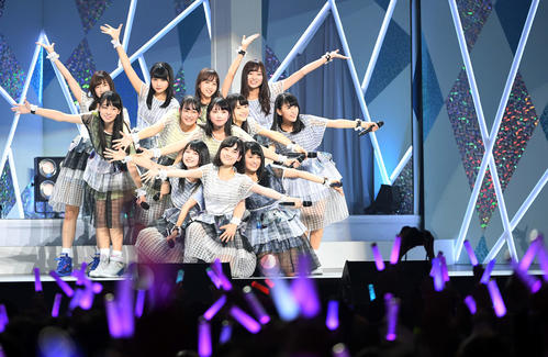 2016年12月　「ガールズルール」を披露した乃木坂46の3期生。前列左から、久保史緒里、山下美月、大園桃子。中列左から、阪口珠美、向井葉月、与田祐希、伊藤理々杏、岩本蓮加。後列左から、吉田綾乃クリスティー、中村麗乃、佐藤楓、梅沢美波