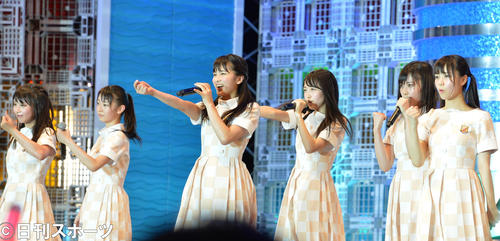 2017年8月　TIFに初出演した乃木坂46の3期生。左から与田祐希、阪口珠美、大園桃子、久保史緒里、山下美月、伊藤理々杏
