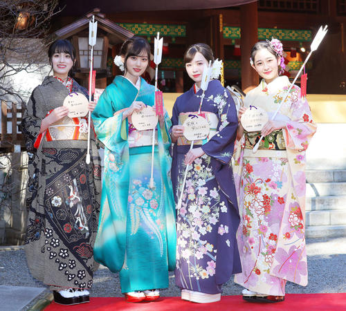 20年1月　新成人を迎え振袖姿で写真に納まる乃木坂46の、左から大園桃子、山下美月、渡辺みり愛、向井葉月