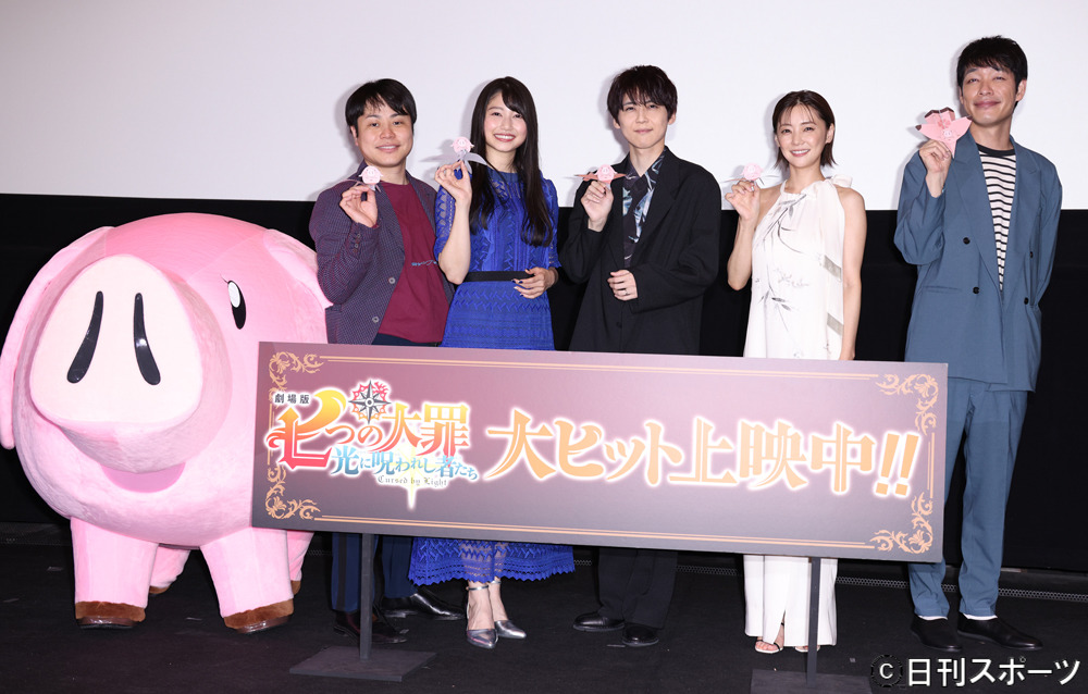 映画「劇場版　七つの大罪　光に呪われし者たち」舞台あいさつで記念撮影する左から井上裕介、雨宮天、梶裕貴、倉科カナ、川島明（撮影・中島郁夫）