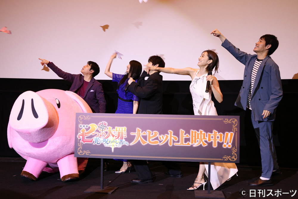 映画「劇場版　七つの大罪　光に呪われし者たち」舞台あいさつ記念撮影で紙飛行機を飛ばす左から井上裕介、雨宮天、梶裕貴、倉科カナ、川島明（撮影・中島郁夫）