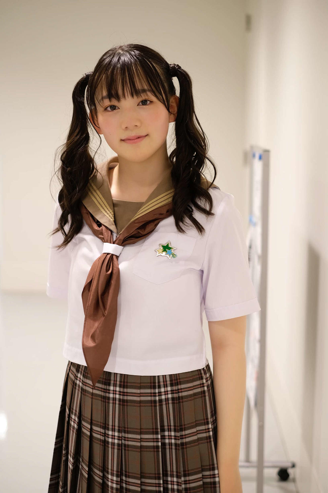 制服姿の米倉れいあ