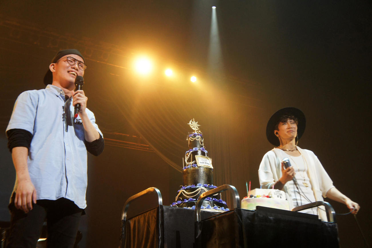 ツアー「LAST SONGS 2021」でずま（左）に誕生日を祝福されたGACKT