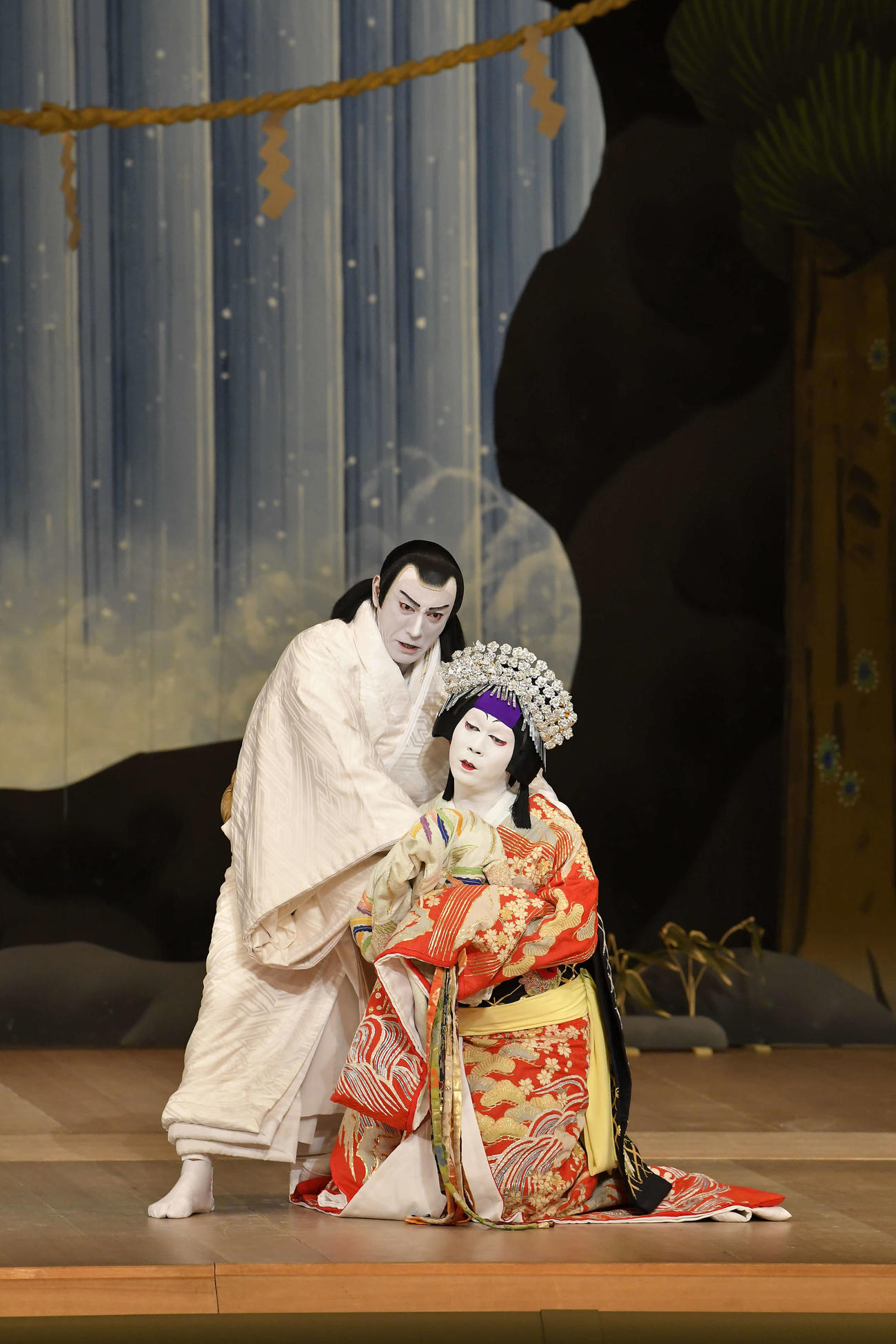 「七月大歌舞伎」の第3部「雷神不動北山櫻」で鳴神上人を演じる市川海老蔵、雲の絶間姫の中村児太郎（松竹提供）