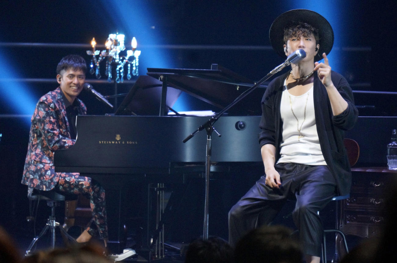 ツアー「LAST SONGS 2021」でツアーパートナーK（左）と歌うGACKT