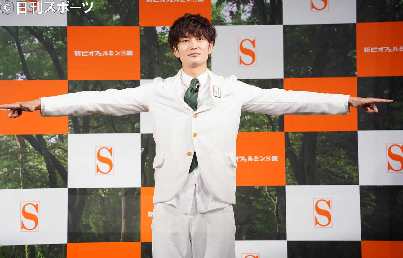 腸活ストレッチをする、岡田将生（撮影・佐藤勝亮）