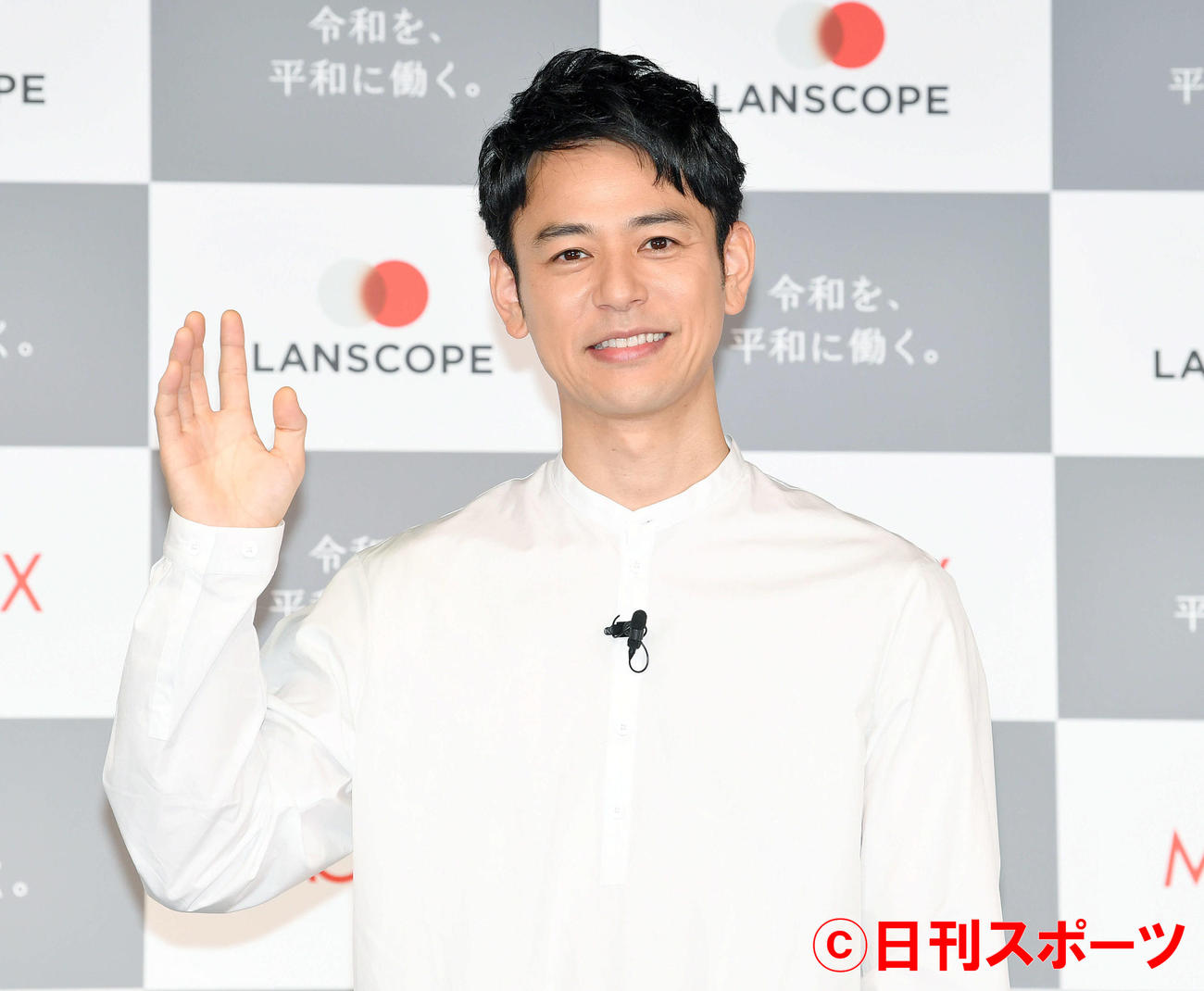 「MOTEX　新TVCM発表会」の記念撮影でカメラに手を振る妻夫木聡（撮影・滝沢徹郎）