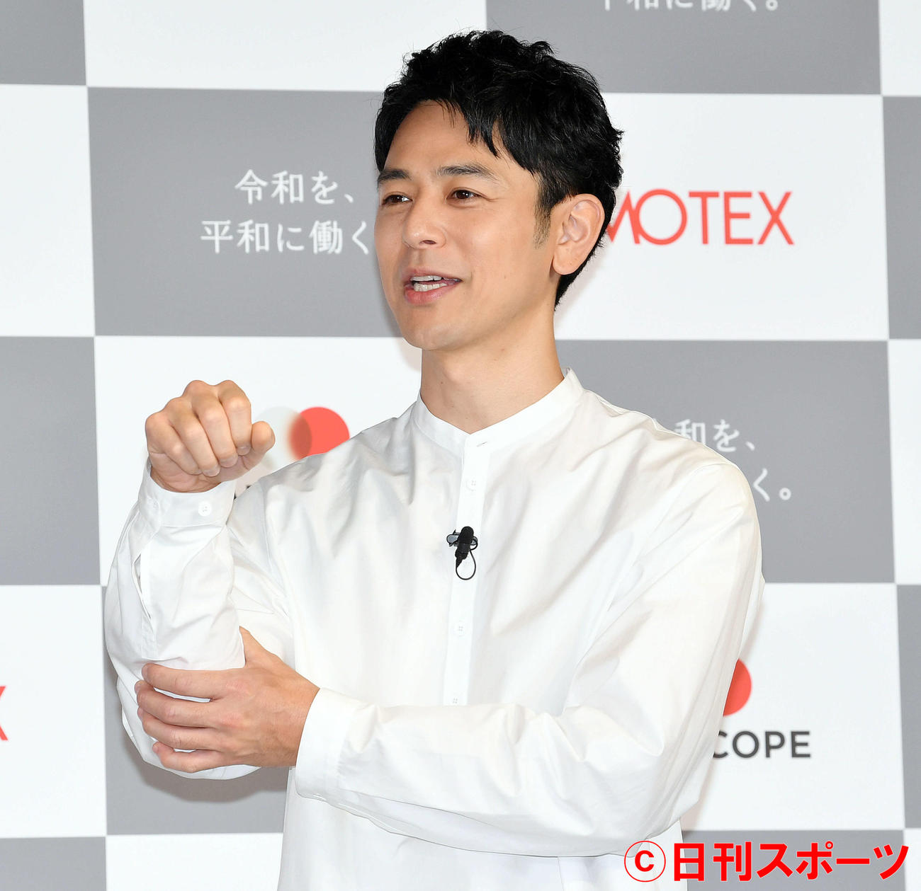 「MOTEX　新TVCM発表会」で撮影秘話を手ぶりを交え話す妻夫木聡（撮影・滝沢徹郎）