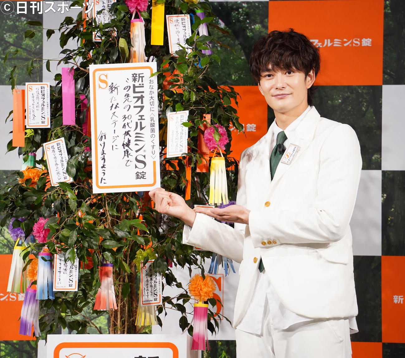 イベントに登壇し、七夕の願いを記入した岡田将生（撮影・佐藤勝亮）