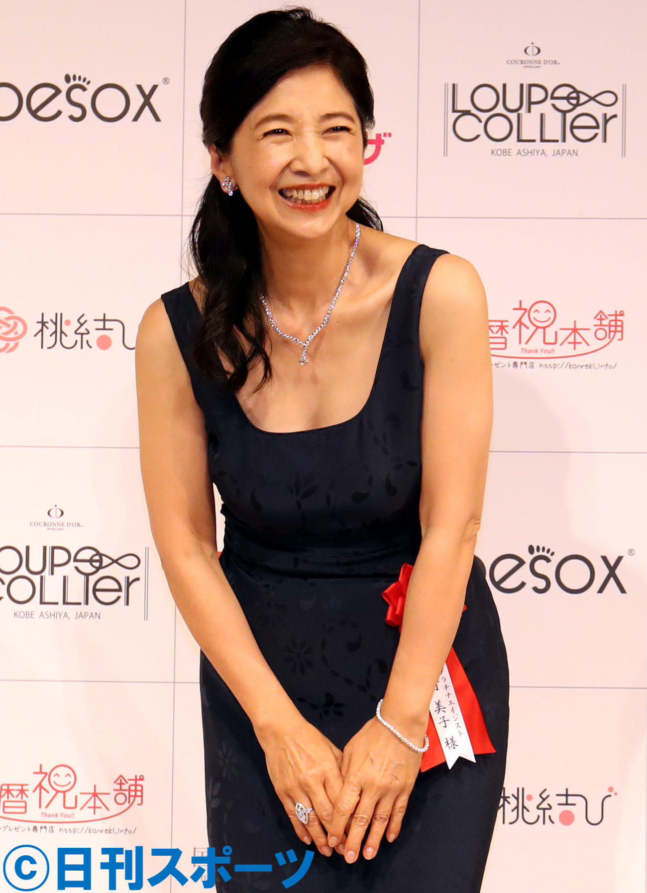 ベストプラチナエイジスト女性部門を受賞し、笑顔を見せる宮崎美子（撮影・狩俣裕三）