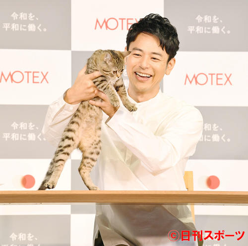 「MOTEX　新TVCM発表会」でCMに出演した猫のかつおくんと遊ぶ妻夫木聡（撮影・滝沢徹郎）