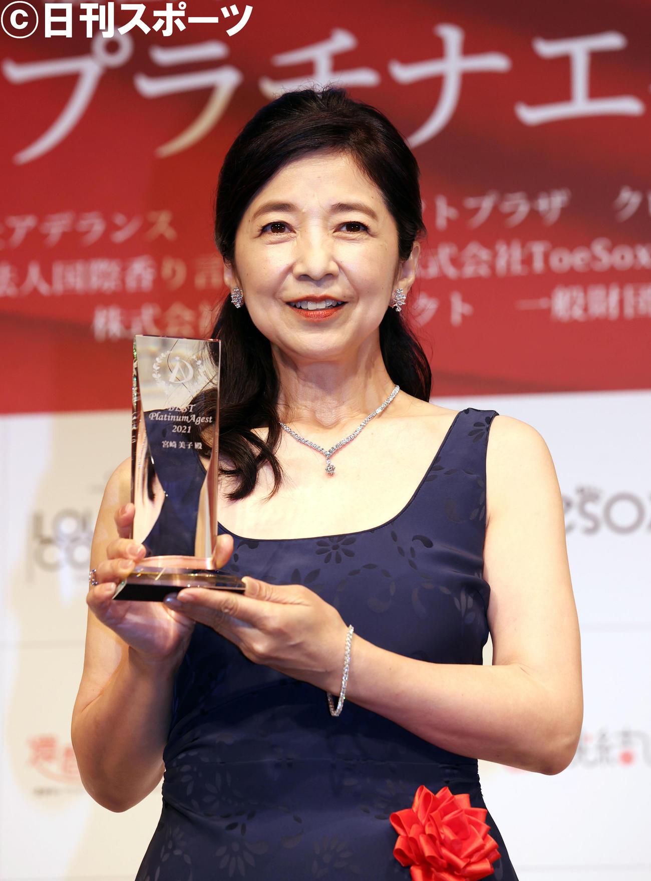 ベストプラチナエイジスト女性部門を受賞し、記念撮影する宮崎美子（撮影・狩俣裕三）