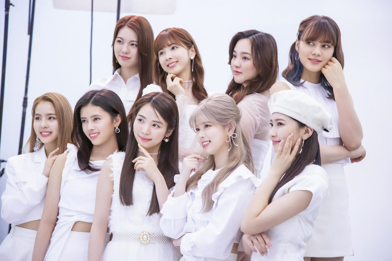 NiziU。前列左からMAKO、RIMA、MAYA、RIKU、MAYUKA。後列左からAYAKA、MIIHI、RIO、NINA