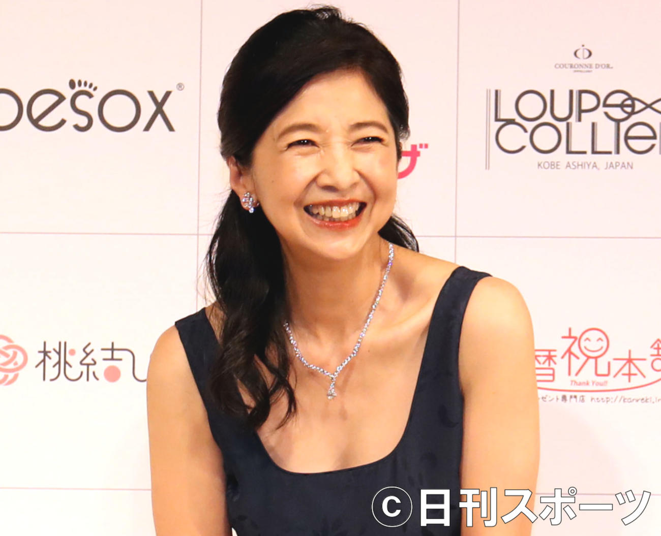 ベストプラチナエイジスト女性部門を受賞し、笑顔を見せる宮崎美子（撮影・狩俣裕三）