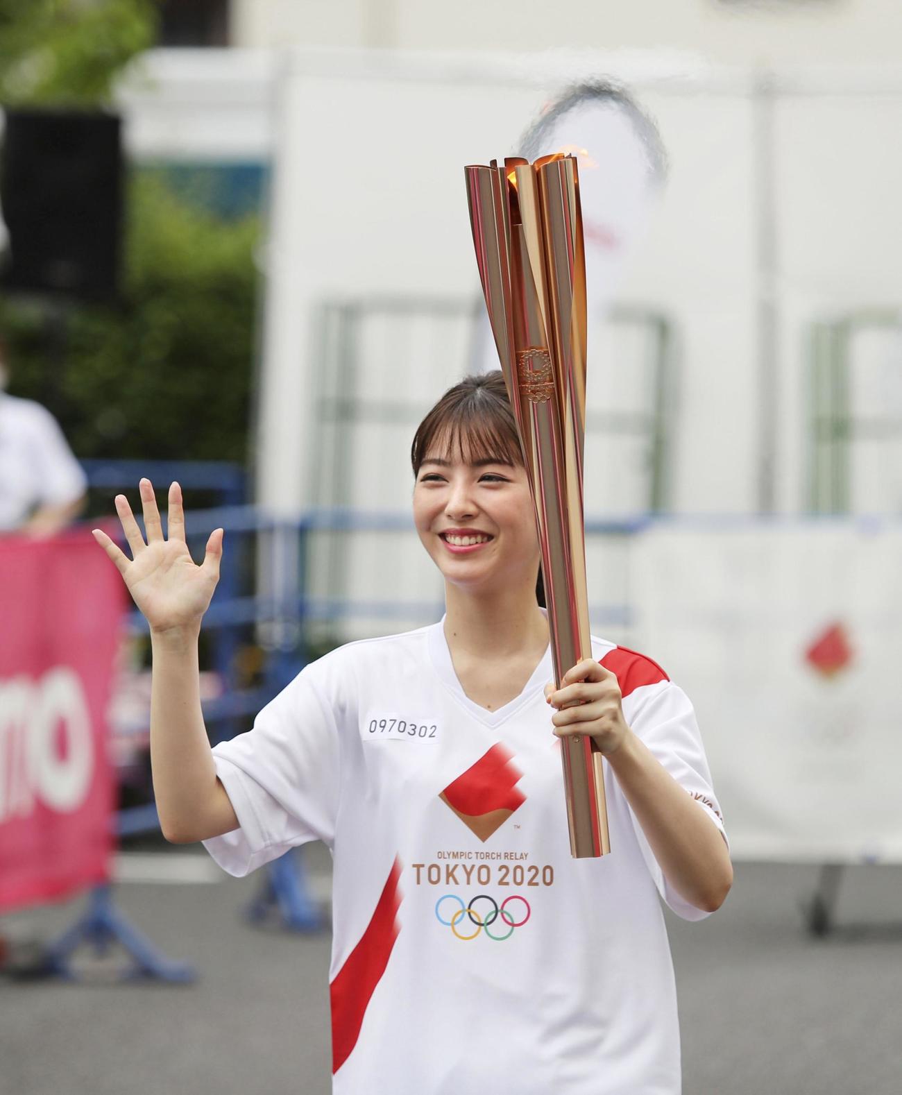 埼玉県戸田市で聖火ランナーを務めた俳優の浜辺美波（共同）