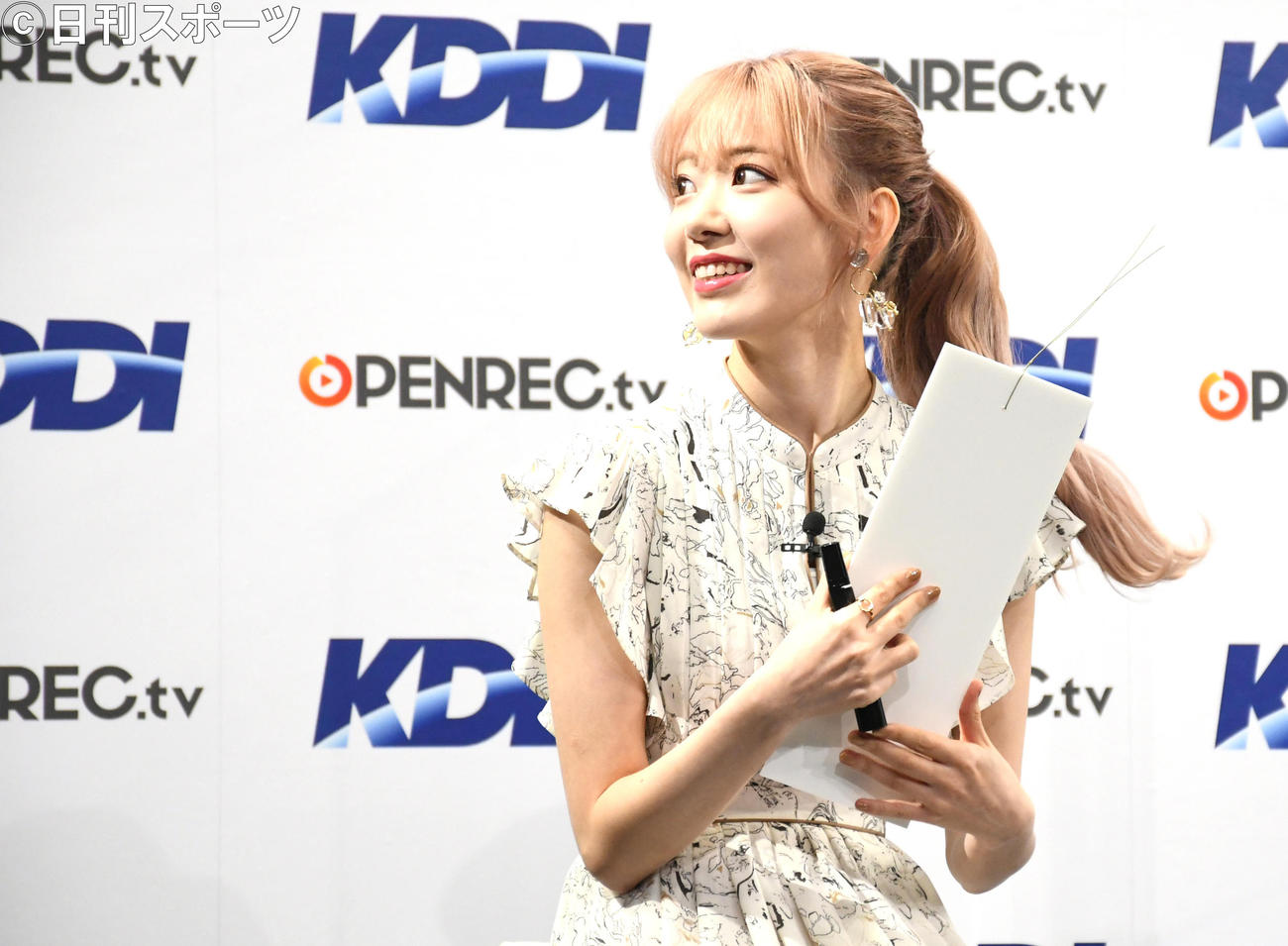 「KDDI×OPENREC．tv　業務提携に関する発表会」で七夕前日に短冊に願い事をしたためる宮脇咲良（撮影・大友陽平）