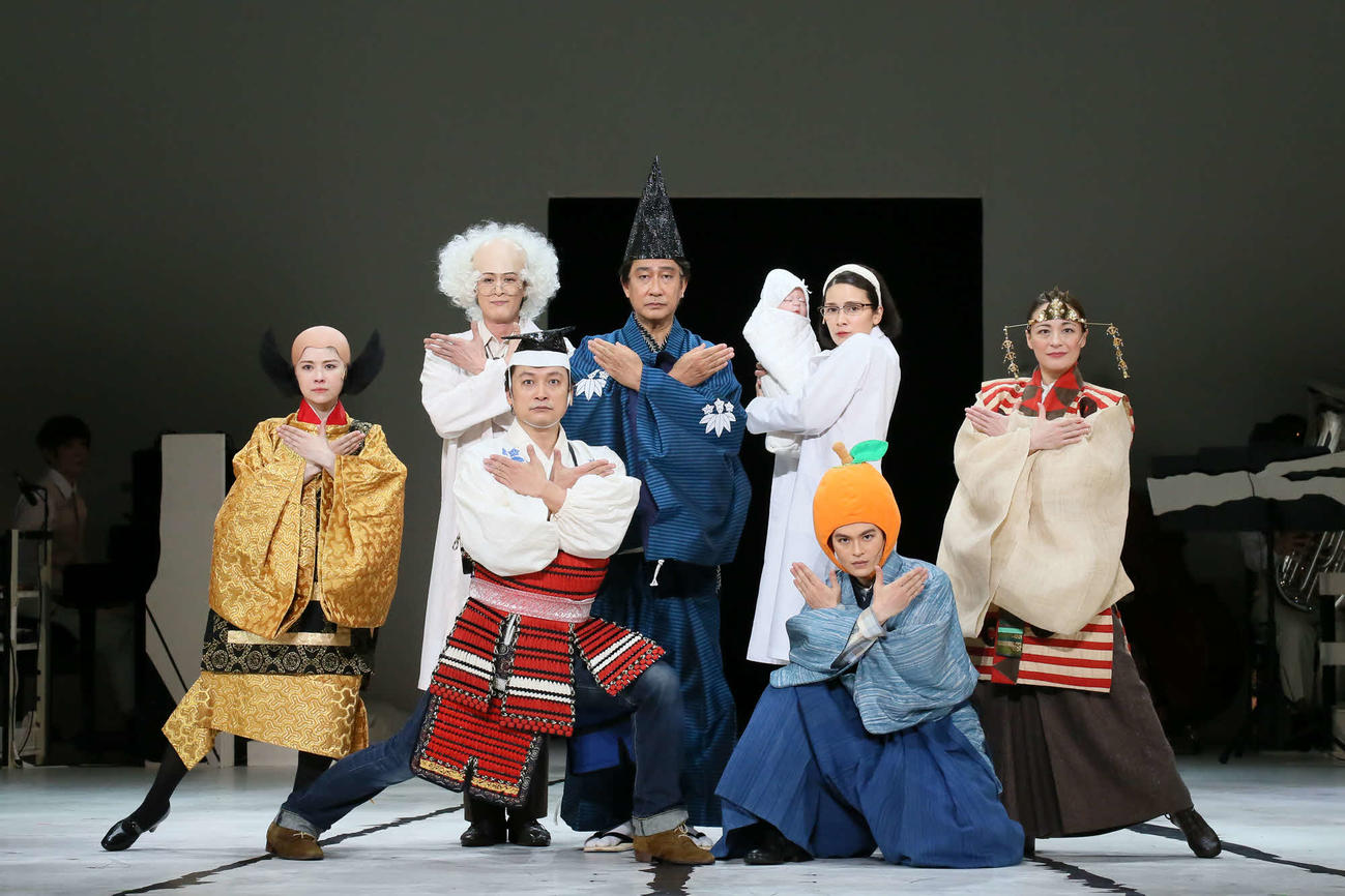 三谷幸喜氏作、演出のミュージカル「日本の歴史」。前列左から香取慎吾、瀬戸康史、後列左から宮沢エマ、新納慎也、中井貴一、秋元才加、シルビア・グラブ（シス・カンパニー提供）