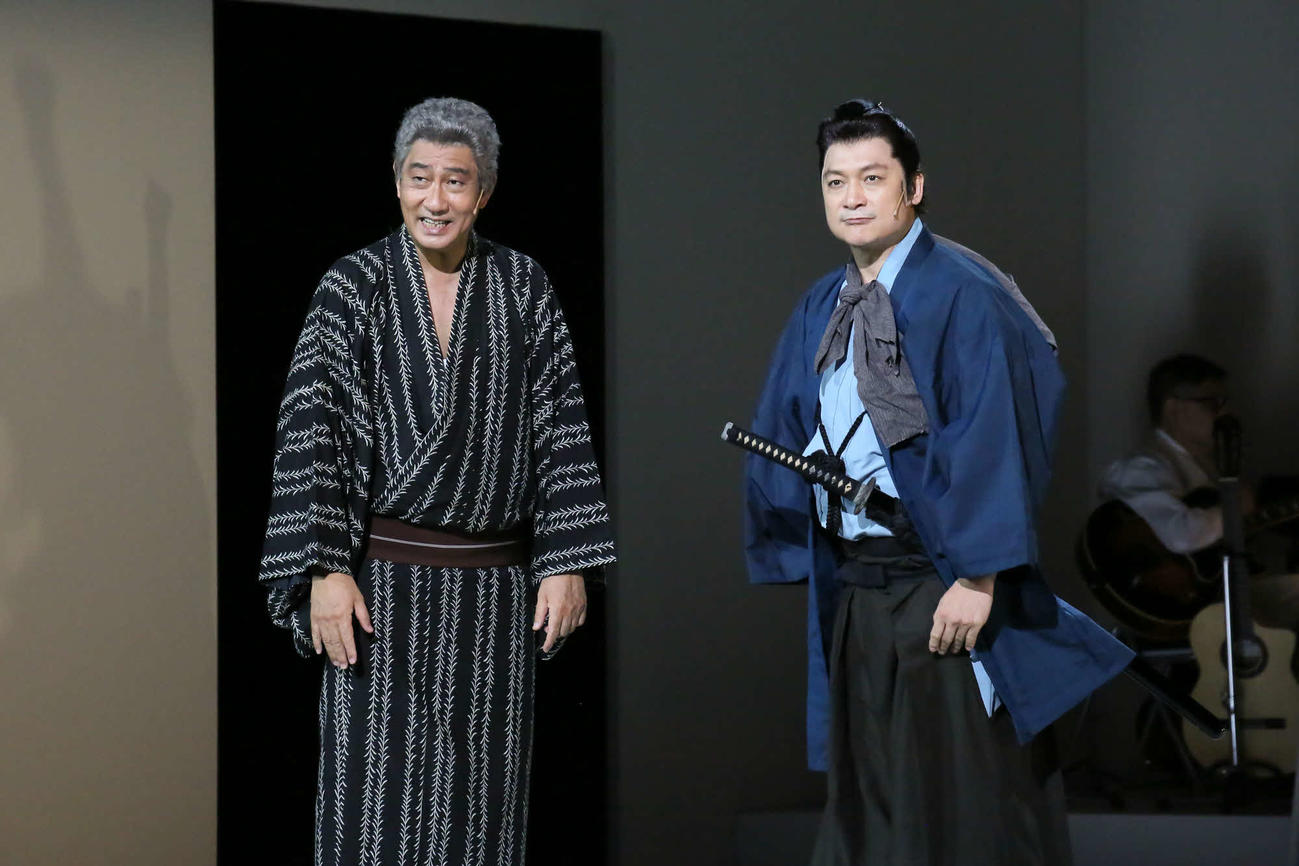三谷幸喜氏作、演出のミュージカル「日本の歴史」に出演する中井貴一（左）、香取慎吾（シス・カンパニー提供）