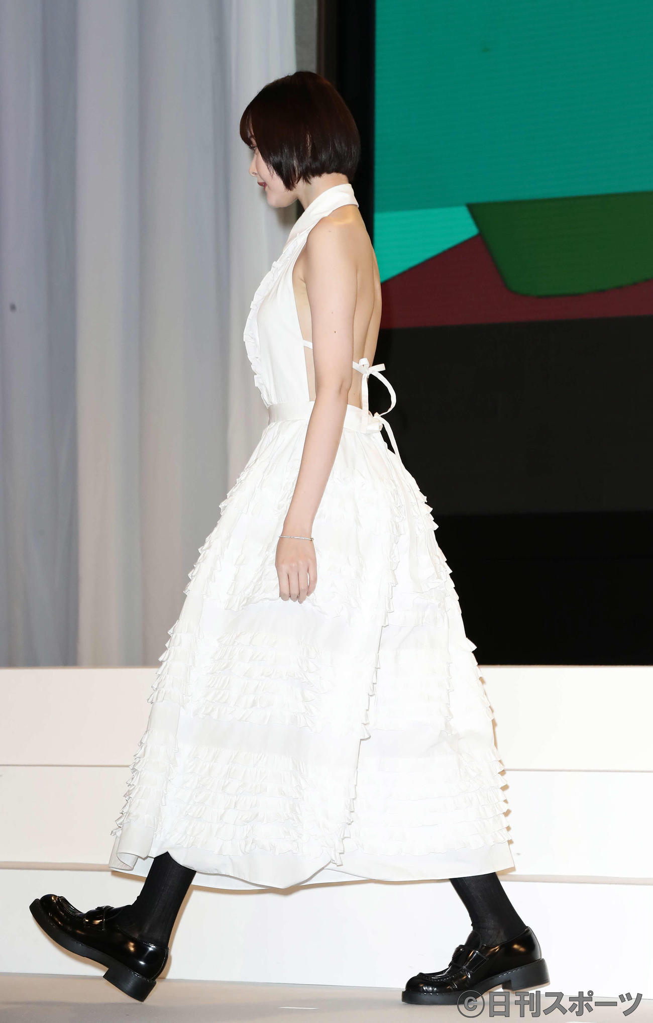 映画「竜とそばかすの姫」完成報告会見で背中が開いた衣装で登壇した玉城ティナ（撮影・丹羽敏通）