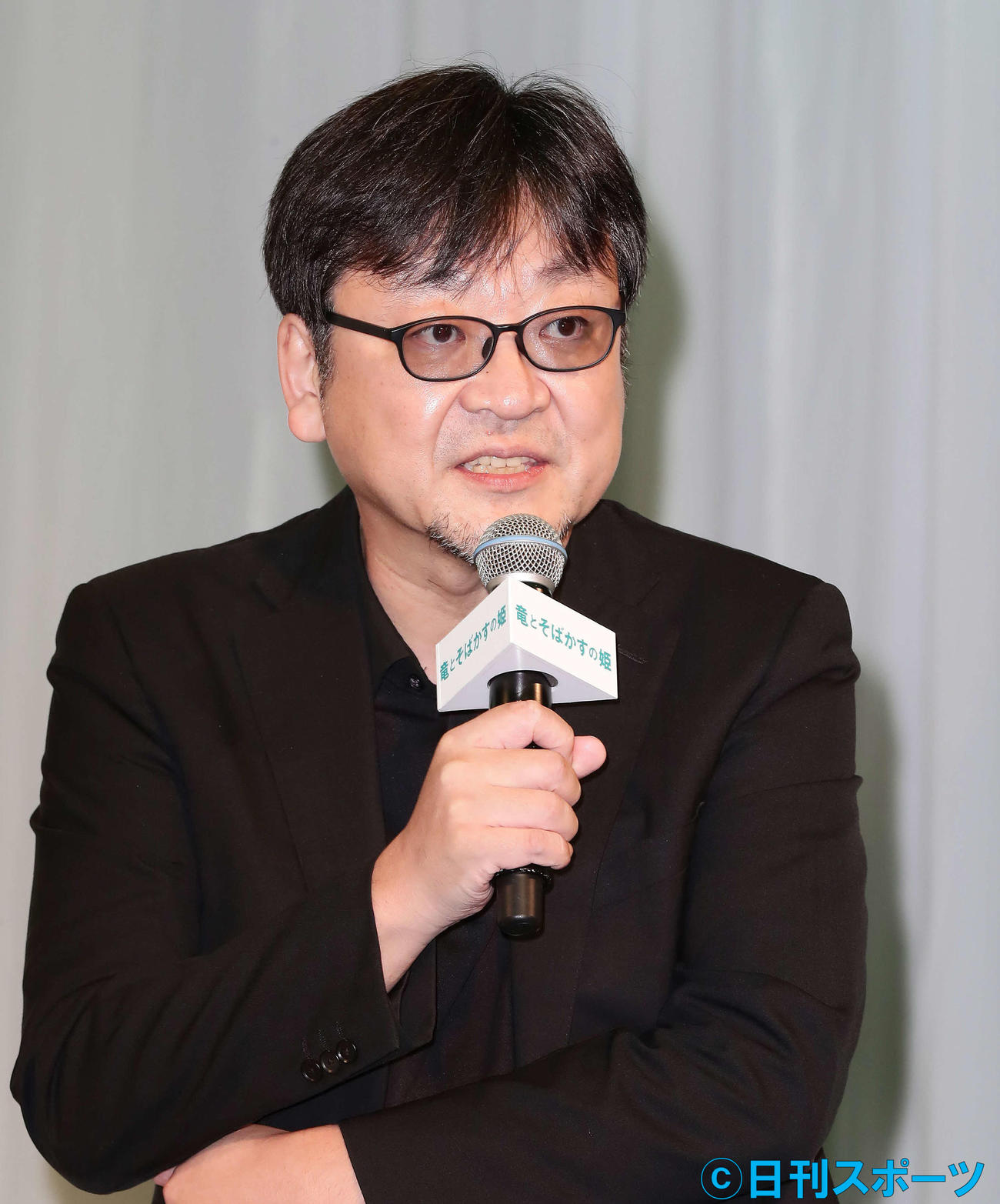映画「竜とそばかすの姫」完成報告会見で映画のPRをする細田守監督（撮影・丹羽敏通）