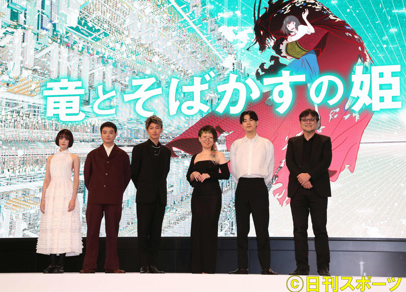 映画「竜とそばかすの姫」完成報告会見で登壇し写真に納まる、左から玉城ティナ、染谷将太、佐藤健、中村佳穂、成田凌、細田守監督（撮影・丹羽敏通）