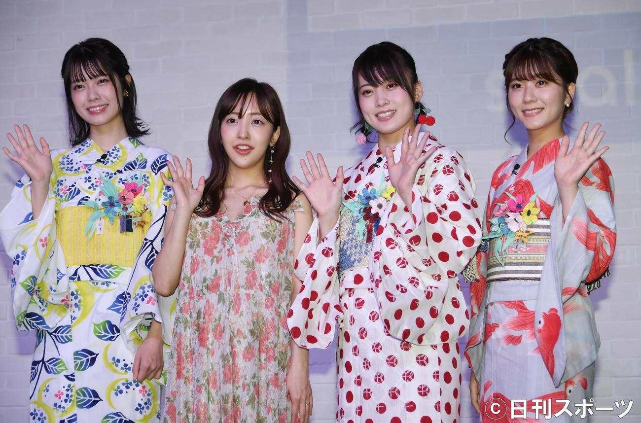 「スモールワールズTOKYO」の1周年記念感謝祭に、妊娠中の板野友美がゲストで登場した。アンバサダーのAKB48の後輩と記念撮影する左からAKB48・小田えりな、板野友美、同・岡部麟、同・清水麻璃亜（撮影・酒井清司）
