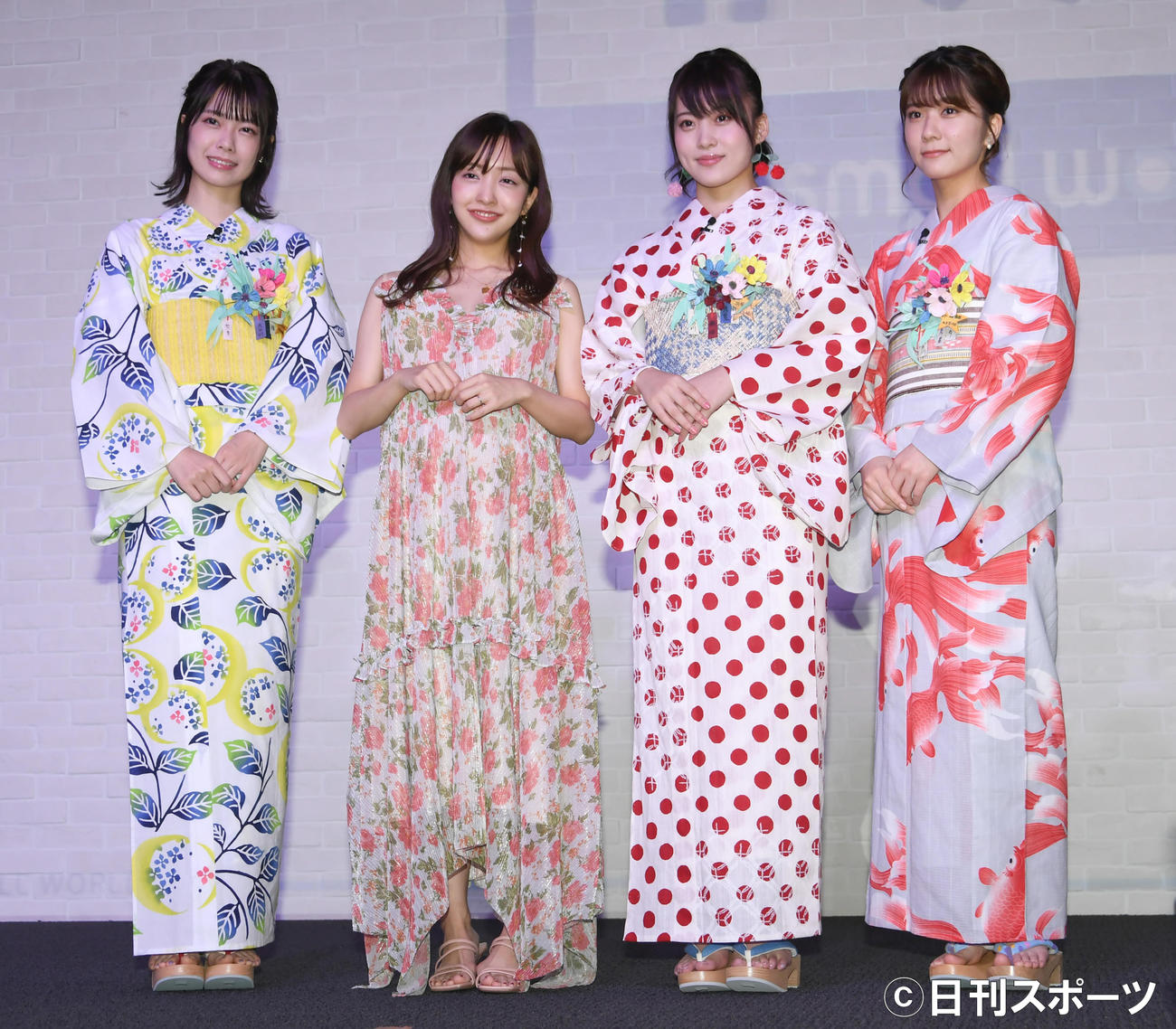 「スモールワールズTOKYO」の1周年記念感謝祭に、妊娠中の板野友美がゲストで登場した。アンバサダーのAKB48の後輩と記念撮影する左からAKB48・小田えりな、板野友美、同・岡部麟、同・清水麻璃亜（撮影・酒井清司）