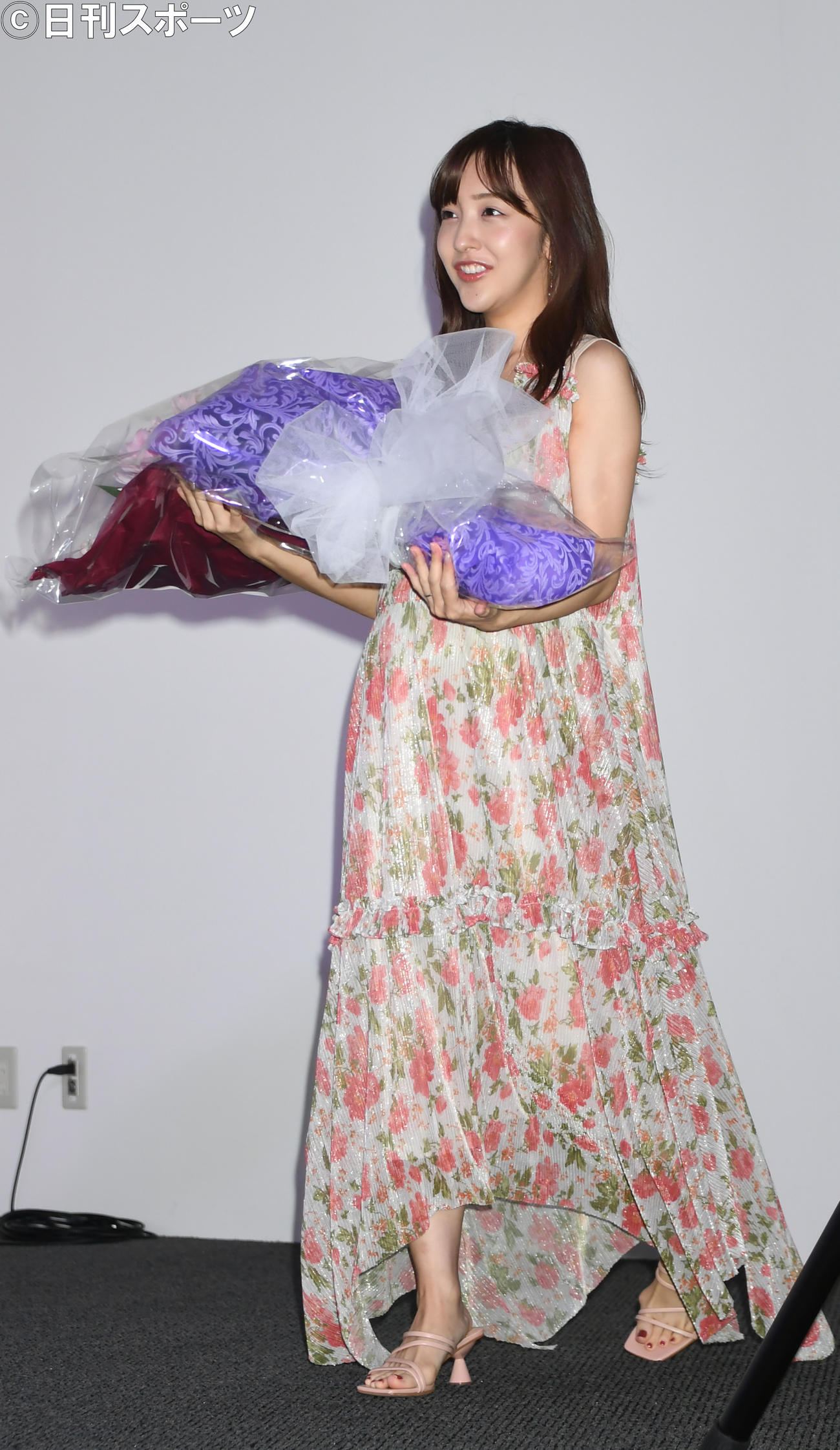 「スモールワールズTOKYO」の1周年記念感謝祭に、妊娠中の板野友美が花束を手にゲストで登場した（撮影・酒井清司）