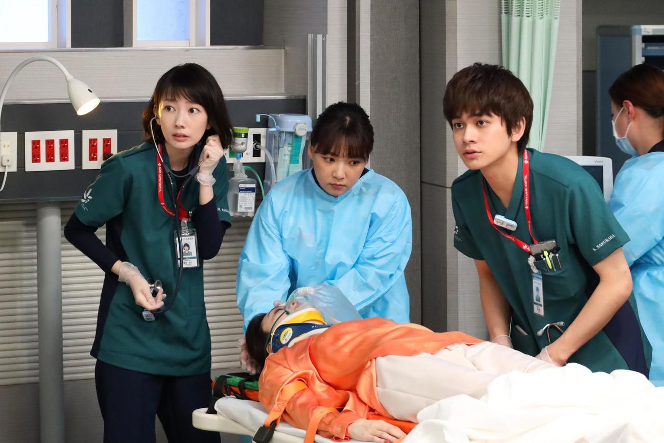朝倉美月（波留＝左）と桜庭瞬（北村匠海＝右）は看護師の益田舞子（野呂佳代＝中）と一緒に運び込まれた患者の治療に当たった（C）フジテレビ