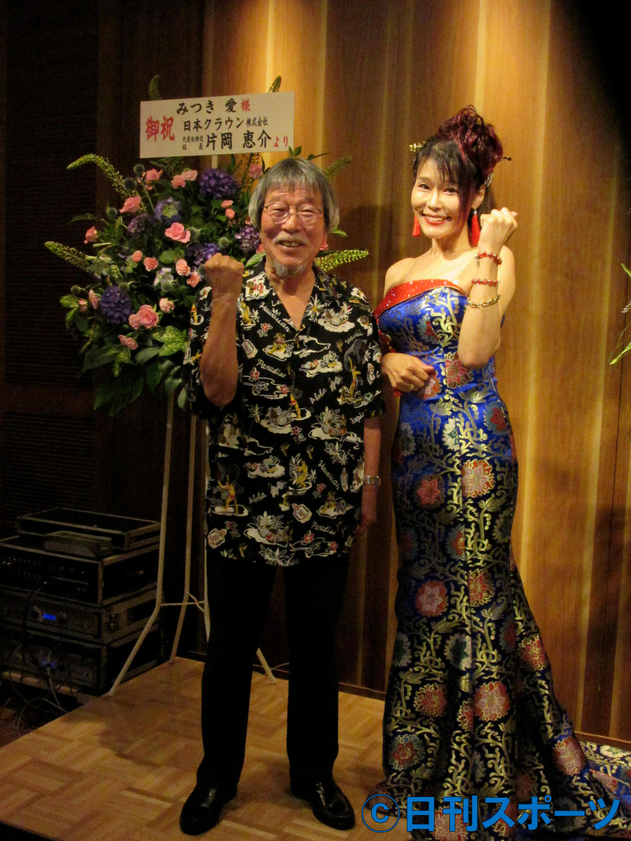 メジャーデビューしたみつき愛（右）と作曲家の岡千秋