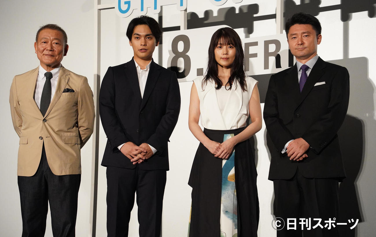 イベントに登壇した、左から国村隼、柳楽優弥、有村架純、黒崎博監督（撮影・佐藤勝亮）