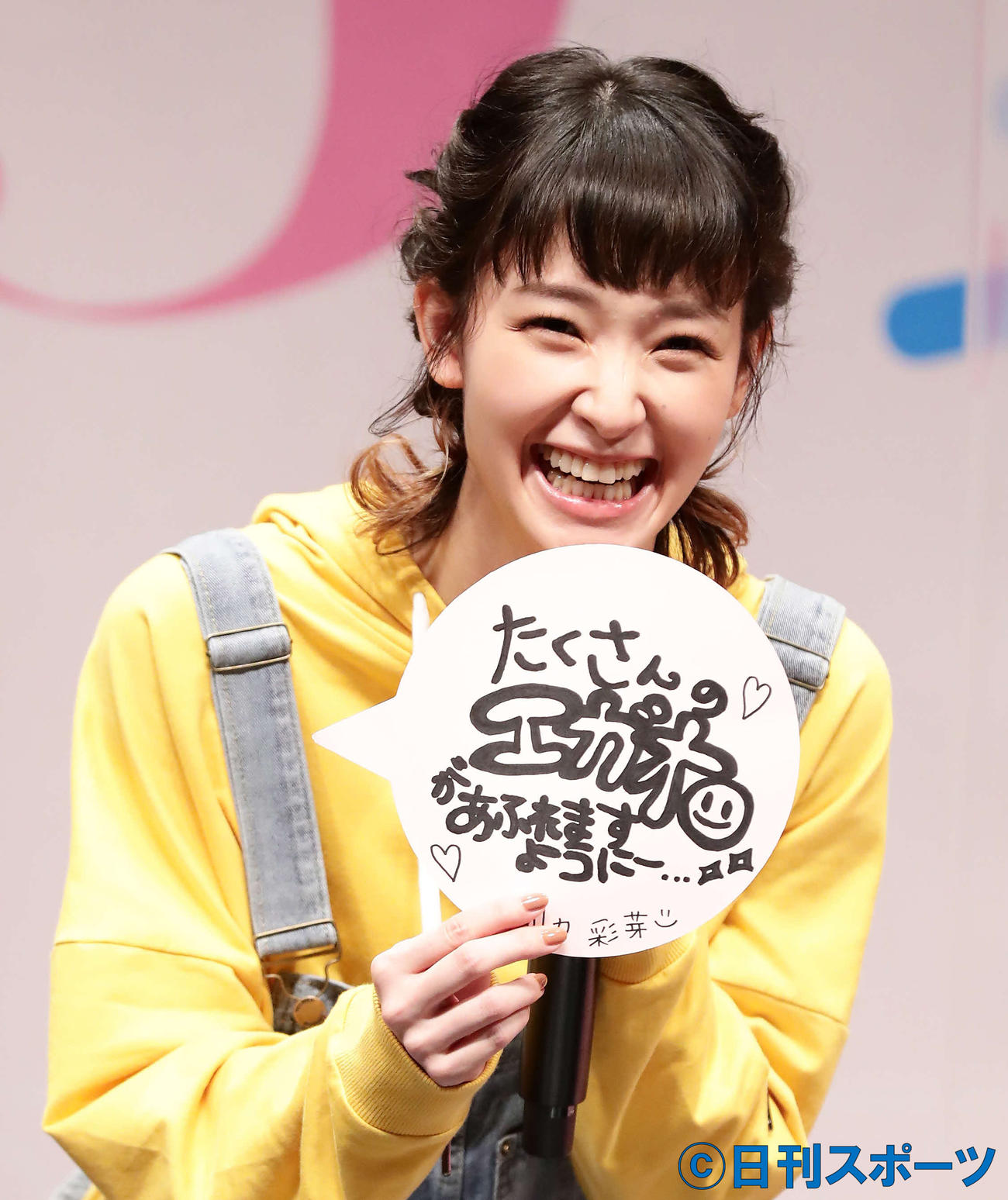 七夕にちなんで願い事を書いたフリップを示す剛力彩芽（撮影・丹羽敏通）