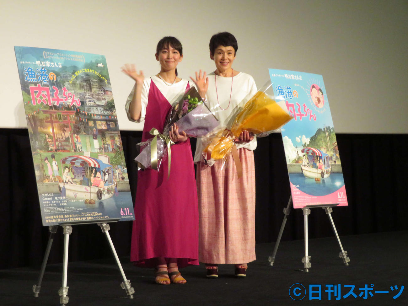 アニメ映画「漁港の肉子ちゃん」（渡辺歩監督）トークイベントでに登壇した、吉岡里帆（左）と大竹しのぶ（撮影・村上幸将）