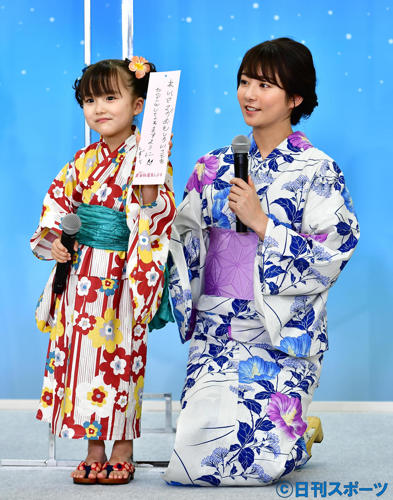 TBS系連続ドラマ「＃家族募集します」制作発表に臨む宮崎莉里沙（左）と木村文乃（撮影・小沢裕）