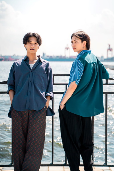 TikTokオリジナルドラマ「世界が終わる1分前」に出演する綱啓永（左）と井上想良