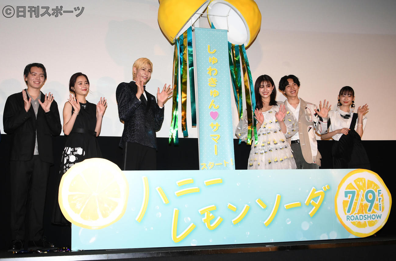 「ハニレモ」の前夜祭のイベントで、記念撮影する左から浜田龍臣、堀田真由、Snow Manのラウール、吉川愛、坂東龍汰、岡本夏美（撮影・酒井清司）