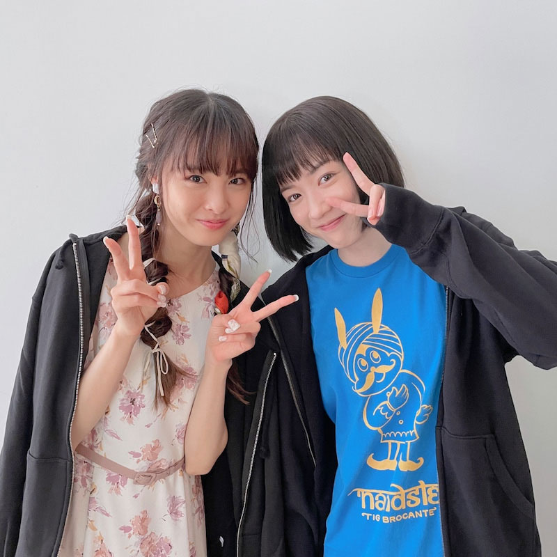 大友花恋（左）と永野芽郁のツーショット写真（「かれんな花」大友花恋オフィシャルブログから）