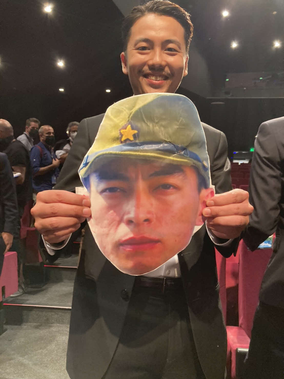 カンヌ映画祭ある視点部門でオープニング上映された「ONODA（原題）」公式上映に遠藤雄弥の写真を持って参加した森岡龍