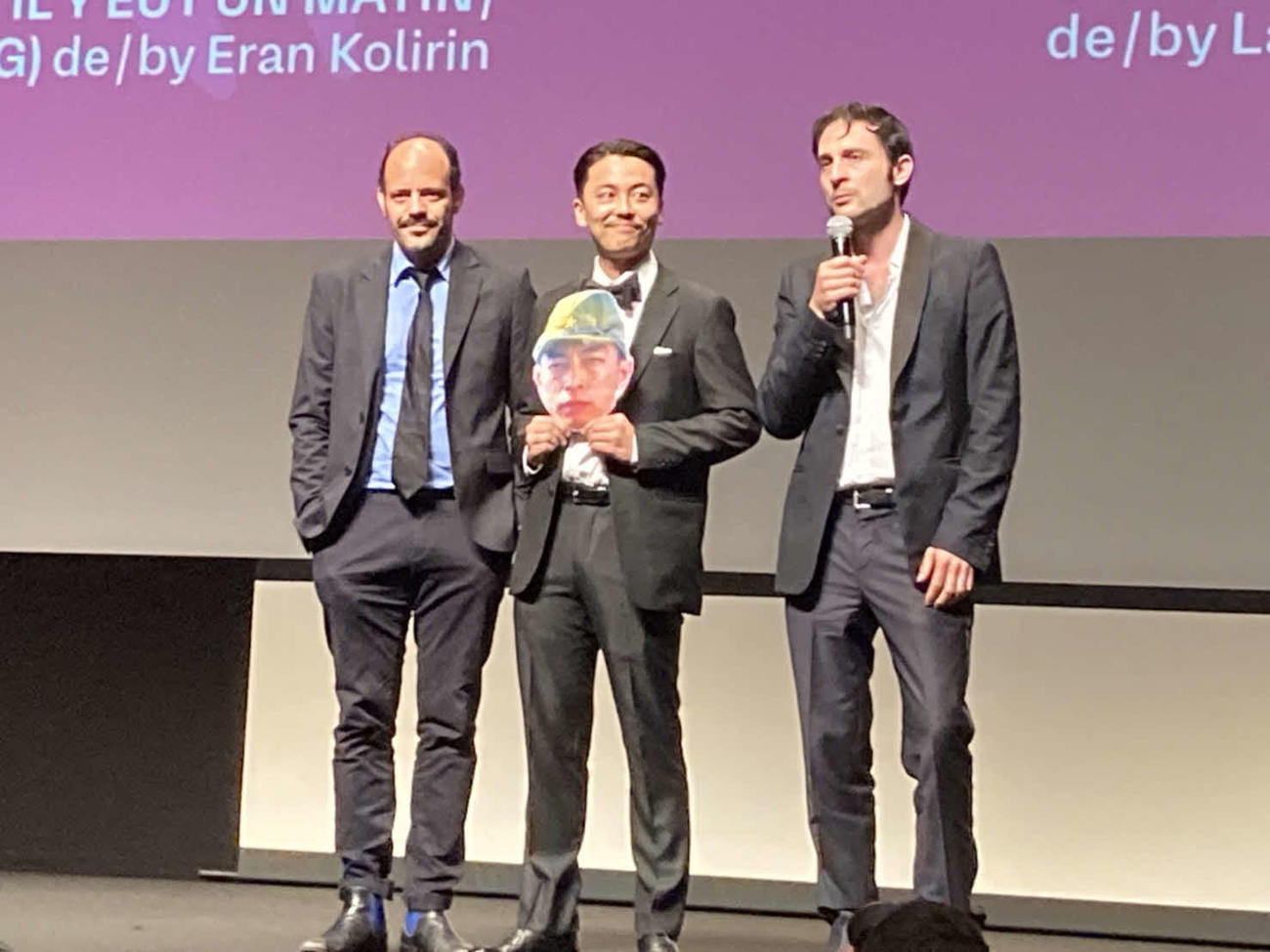 カンヌ映画祭ある視点部門でオープニング上映された「ONODA（原題）」公式上映で舞台に登壇した森岡龍（中央）とアルチュール・アラリ監督（右）