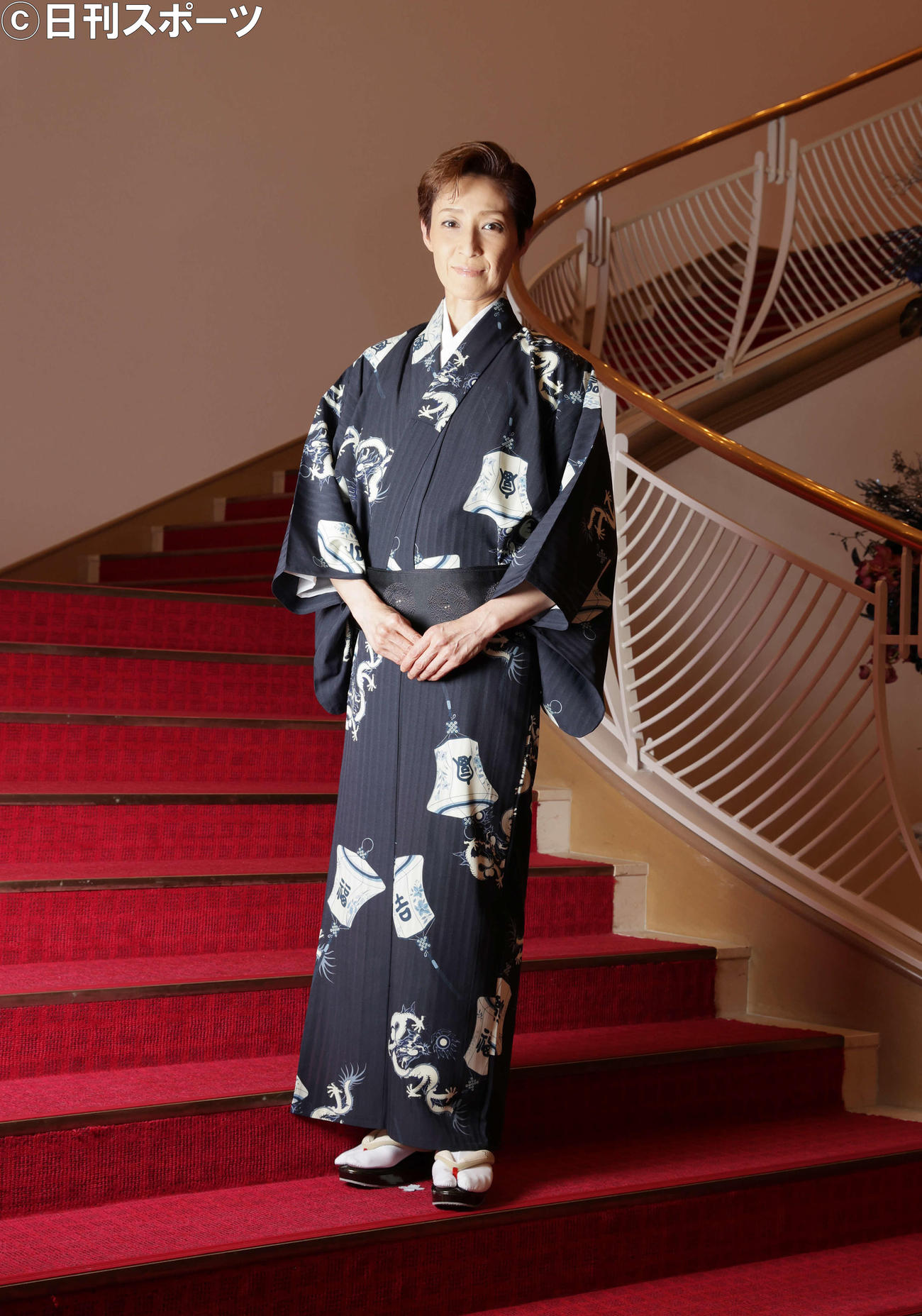 着物姿でインタビューに応じる轟悠（撮影・清水貴仁）