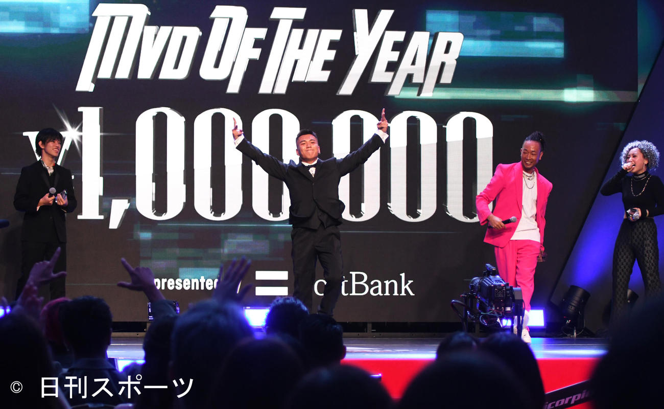 最優秀選手に輝き喜びのブレイクダンスを披露したKOSE 8ROCKSのISSEI（中央）（撮影・大友陽平）