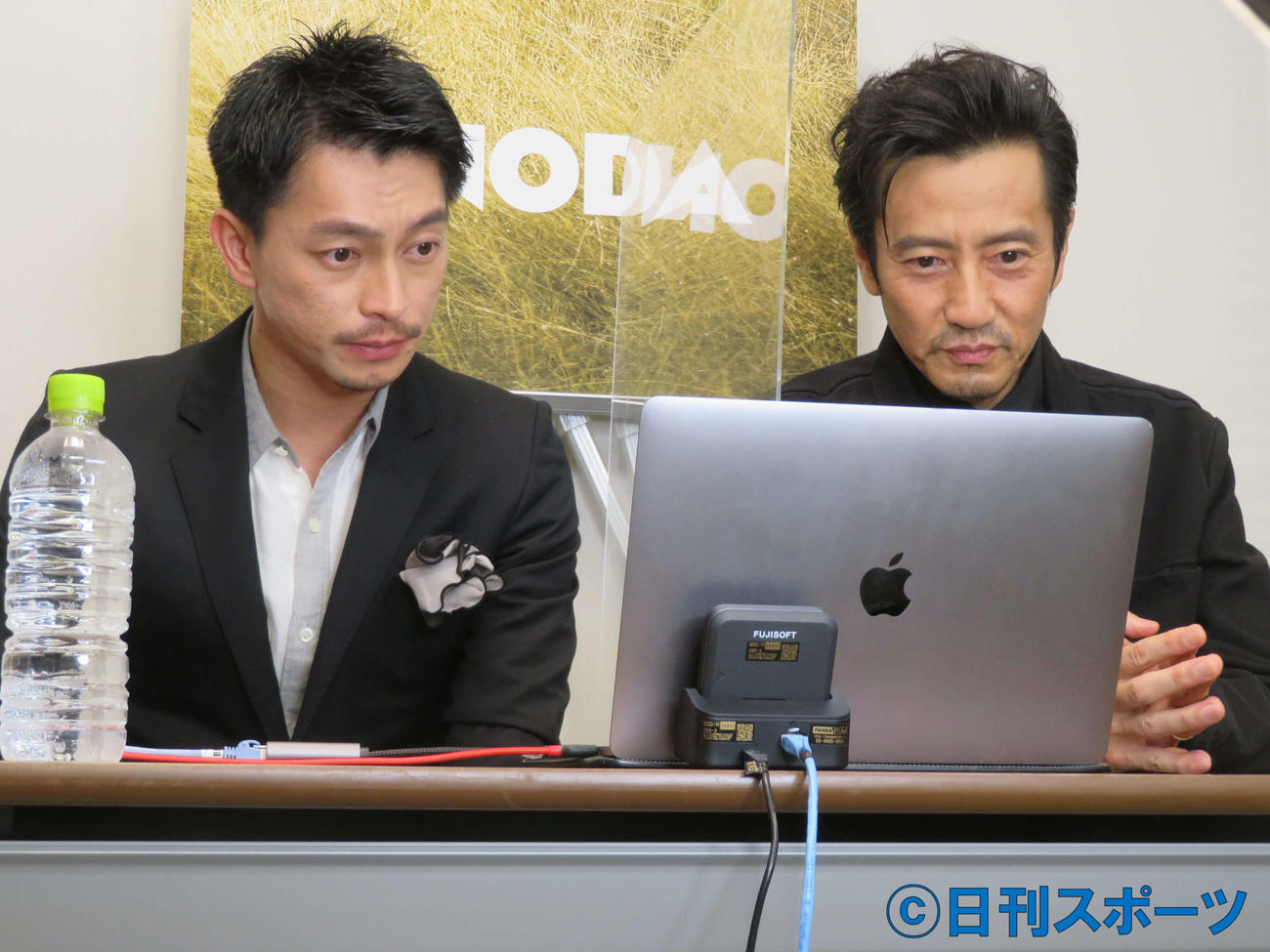 カンヌ映画祭ある視点部門でオープニング上映された映画「ONODA（原題）」公式会見に東京からリモートで参加した遠藤雄弥（左）と津田寛治（撮影・村上幸将）