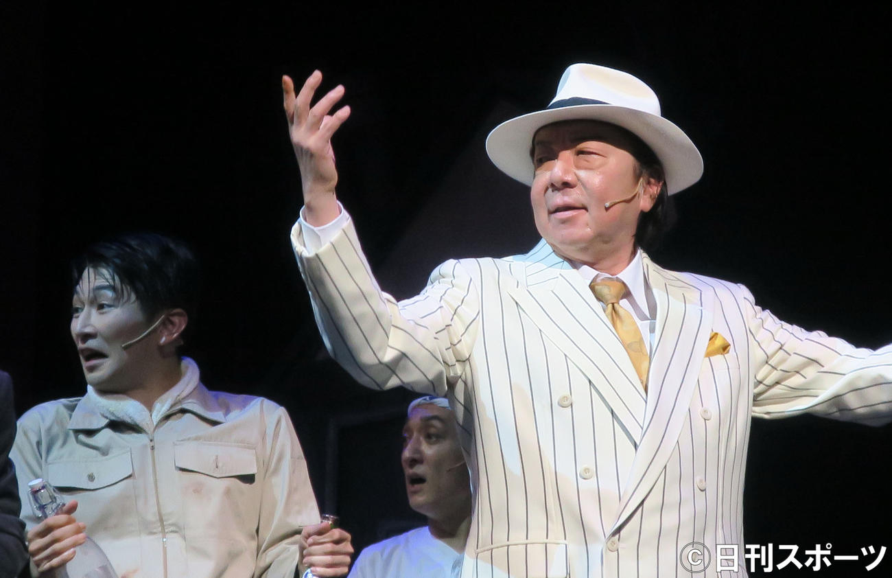 ミュージカル「衛生」公開舞台稽古でダンスシーンを披露する古田新太