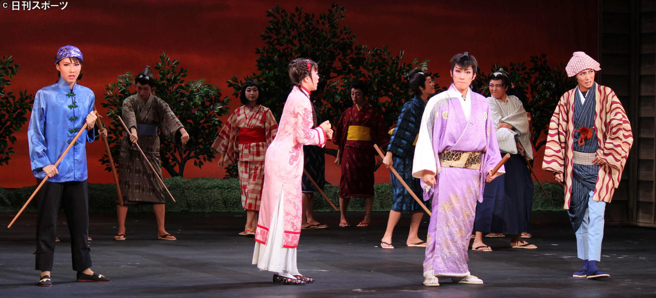 専科スター轟悠（左から3人目）最後の舞台に出演した（左から）稀惺かずと、小桜ほのか、右端は極美慎（撮影・村上久美子）
