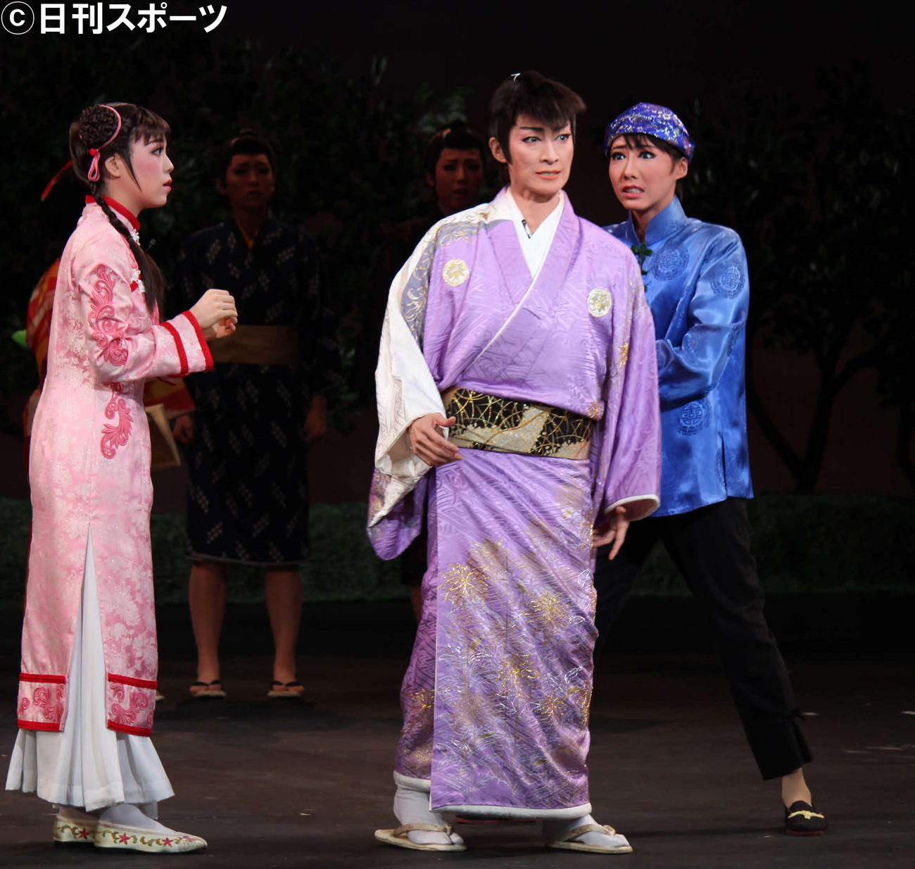 稀惺かずと（右）小桜ほのか（左）ら後輩を相手に、男役の集大成は和装で魅了した轟悠（撮影・村上久美子）