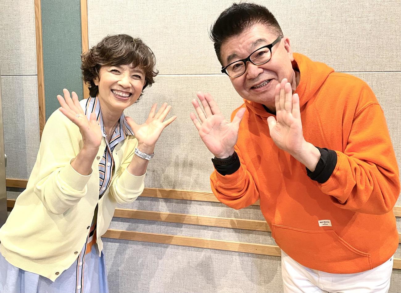 TBSラジオ「おはよう定食／一直線」にゲスト出演した榊原郁恵（左）とパーソナリティーの生島ヒロシ