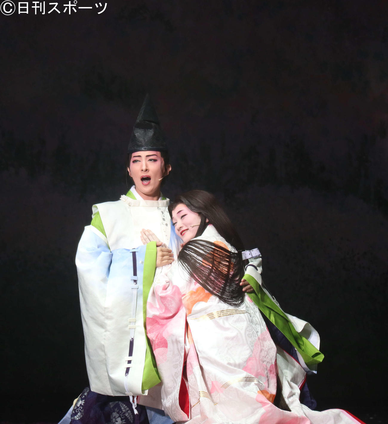 「桜嵐記（おうらんき）」で楠木正行を演じる珠城りょう（左）、弁内侍を演じる美園さくら