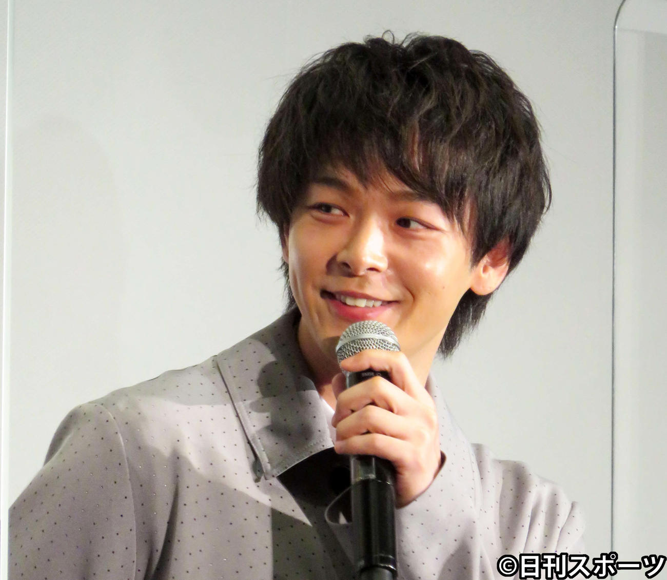 アニメ映画「100日間生きたワニ」（上田慎一郎、ふくだみゆき監督）の初日舞台あいさつに出席した中村倫也（撮影・三須佳夏）