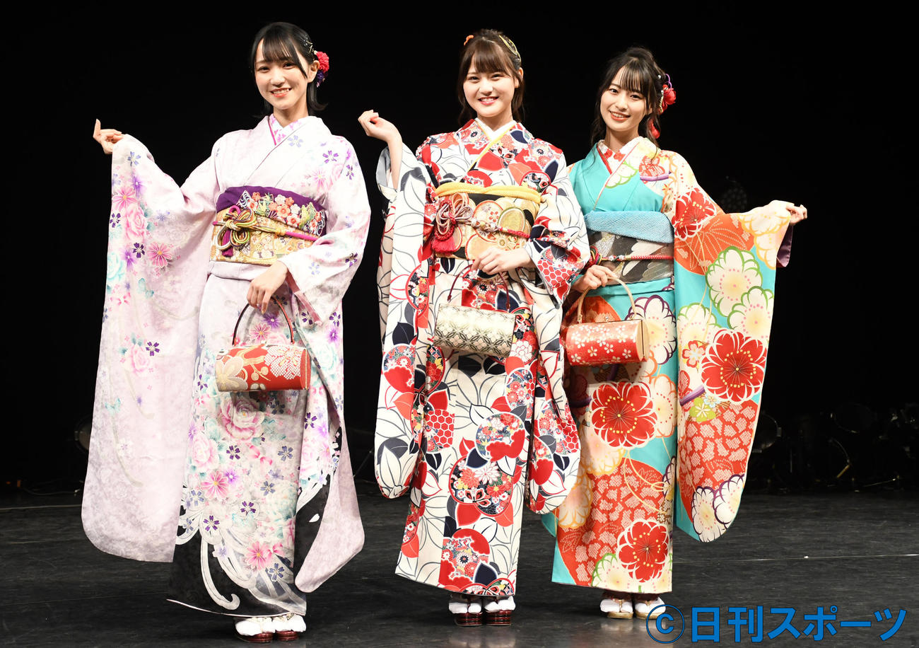 イベントで振り袖姿を披露した、左から野口衣織、高松瞳、冨田菜々風（撮影・大友陽平）